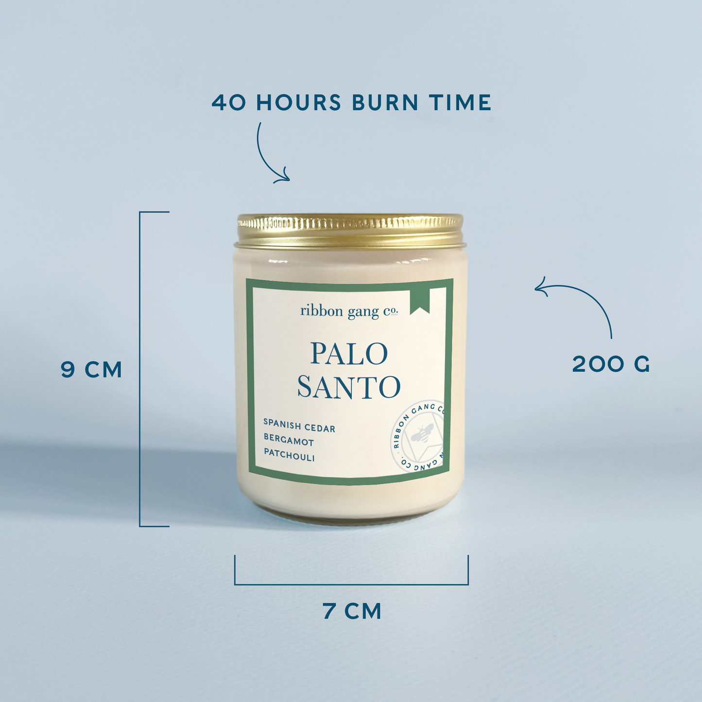 A candle jar labeled 'Palo Santo' with measurement callouts showing 9 cm height, 7 cm width, and 200 g weight, plus text noting 40 hours burn time, on a light blue background.