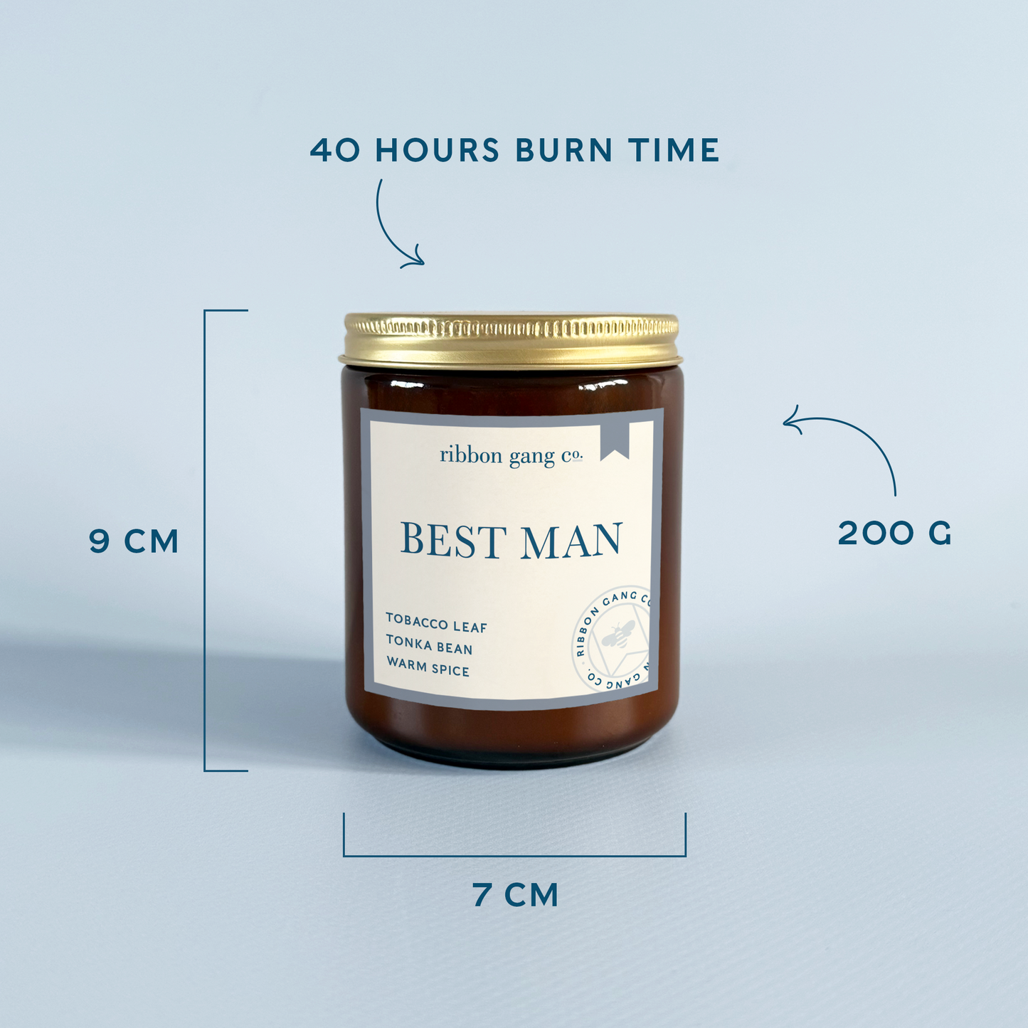 A brown glass jar candle with a gold lid and cream label reading 'BEST MAN' by ribbon gang co., shown on a light blue background with measurement callouts for 9 cm height, 7 cm width, 200 g weight, and 40 hours burn time.